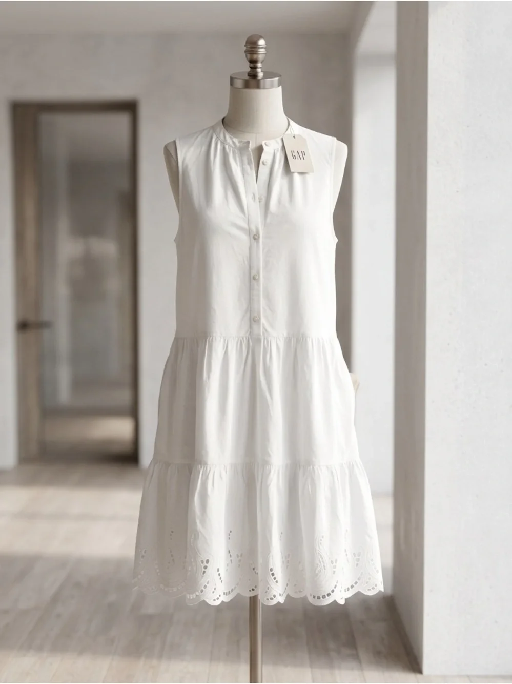 GAP White Eyelet Tiered Sleeveless Shirt Dress with Slip Lining & Pockets - Picture 1 of 9